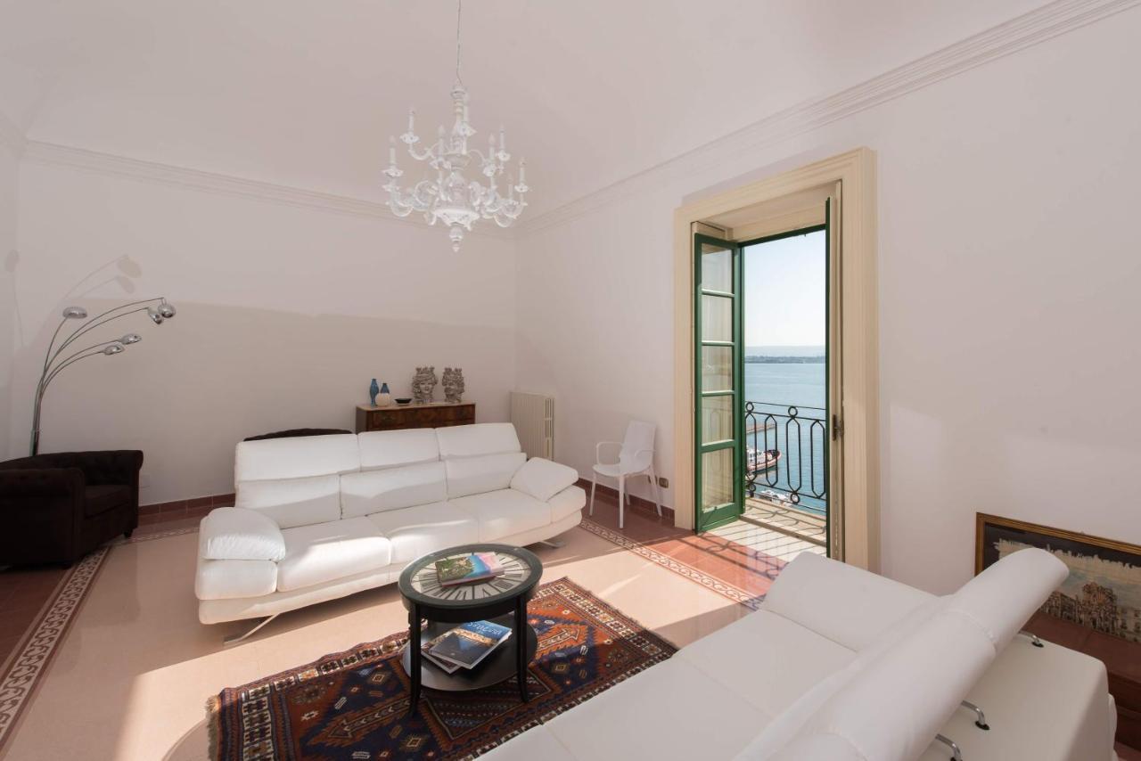 Duomo Seaside Deluxe Apartment By Ortigia Apartments Syracuse Bagian luar foto