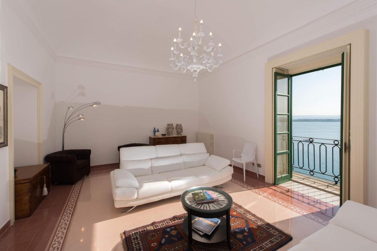Duomo Seaside Deluxe Apartment By Ortigia Apartments Syracuse Bagian luar foto