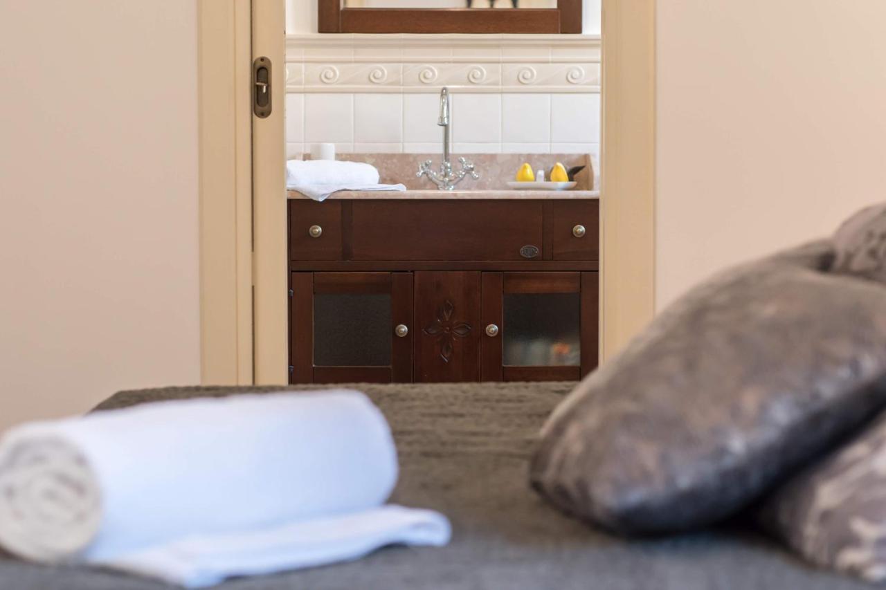 Duomo Seaside Deluxe Apartment By Ortigia Apartments Syracuse Bagian luar foto