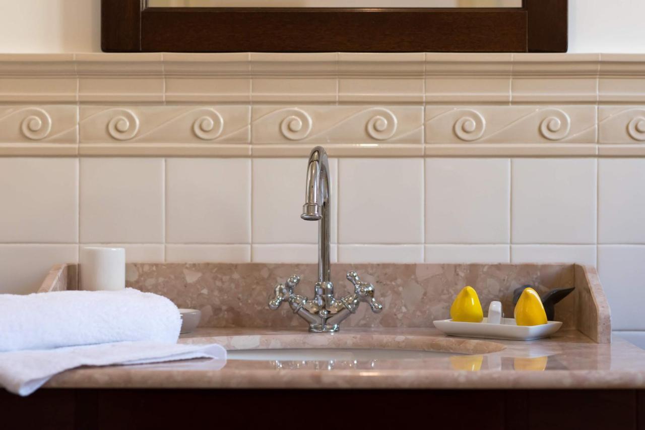 Duomo Seaside Deluxe Apartment By Ortigia Apartments Syracuse Bagian luar foto
