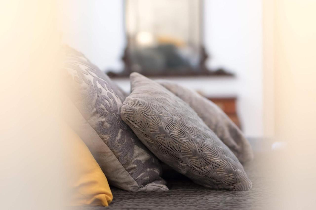 Duomo Seaside Deluxe Apartment By Ortigia Apartments Syracuse Bagian luar foto