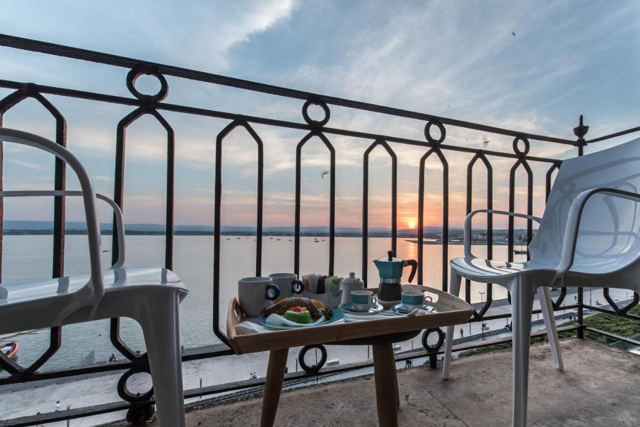 Duomo Seaside Deluxe Apartment By Ortigia Apartments Syracuse Bagian luar foto