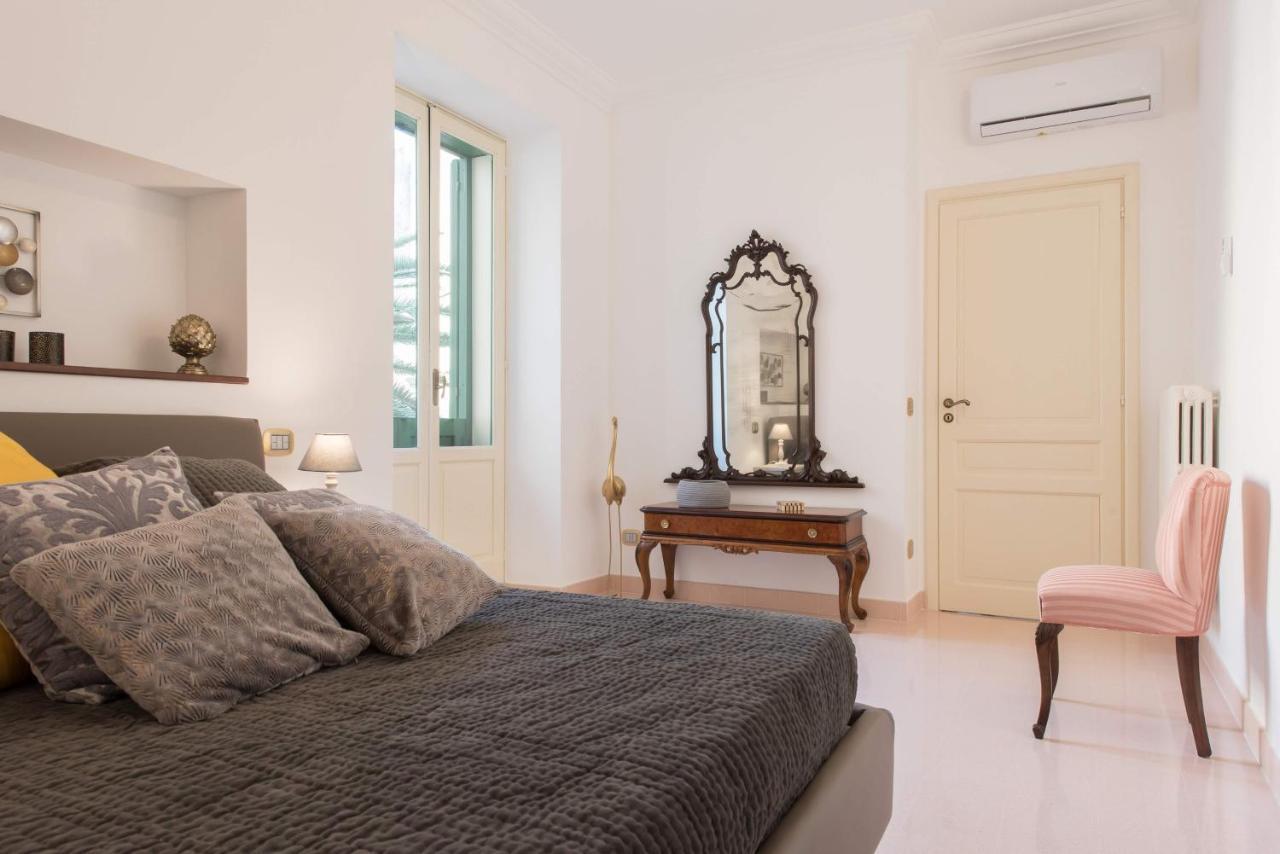 Duomo Seaside Deluxe Apartment By Ortigia Apartments Syracuse Bagian luar foto