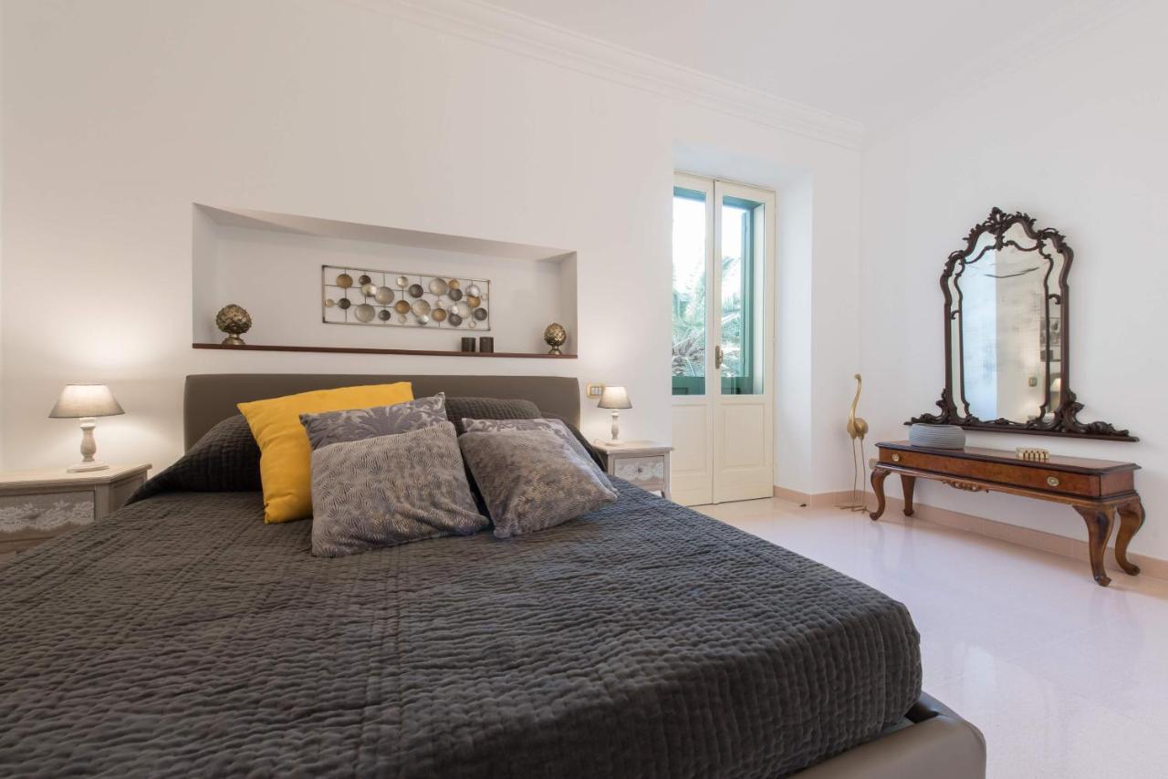Duomo Seaside Deluxe Apartment By Ortigia Apartments Syracuse Bagian luar foto