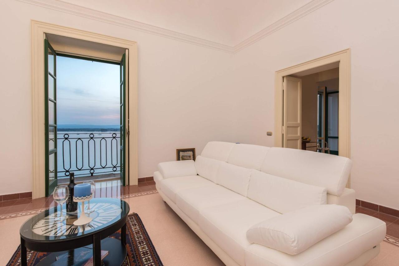 Duomo Seaside Deluxe Apartment By Ortigia Apartments Syracuse Bagian luar foto