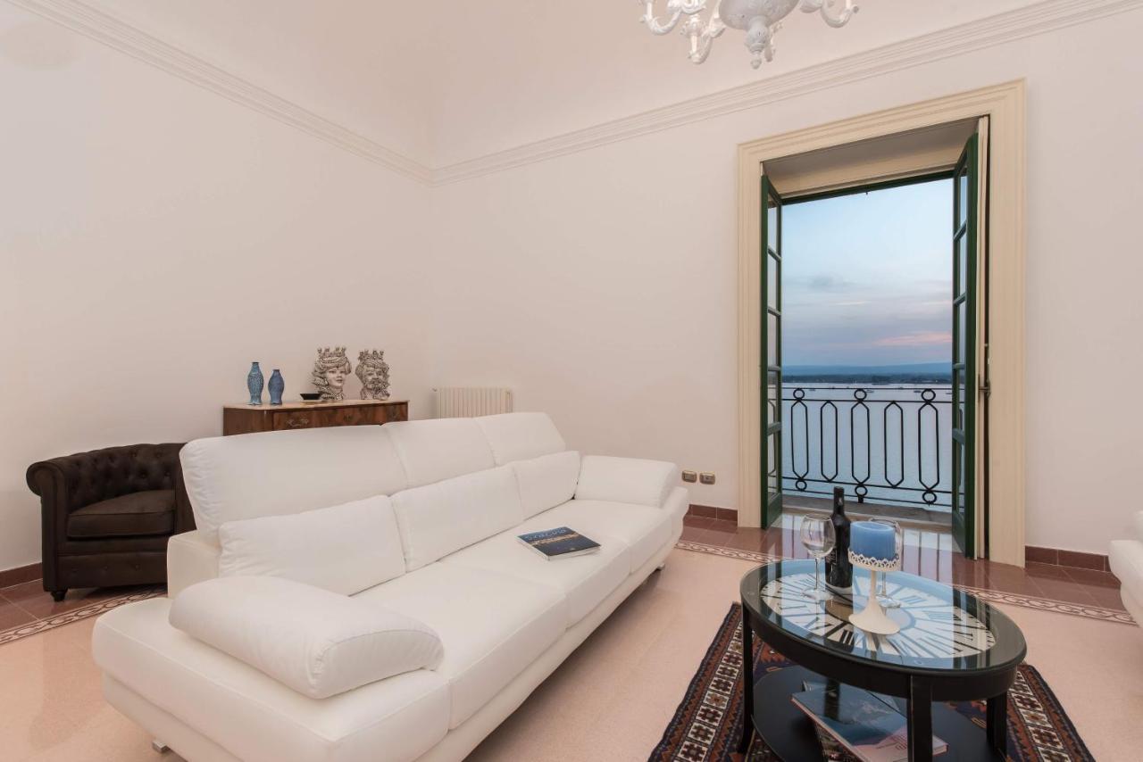 Duomo Seaside Deluxe Apartment By Ortigia Apartments Syracuse Bagian luar foto