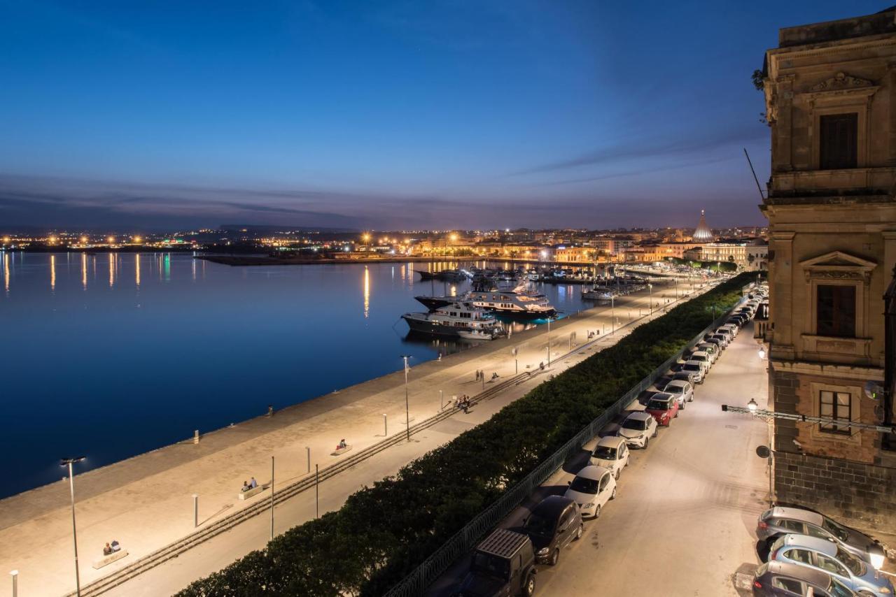 Duomo Seaside Deluxe Apartment By Ortigia Apartments Syracuse Bagian luar foto